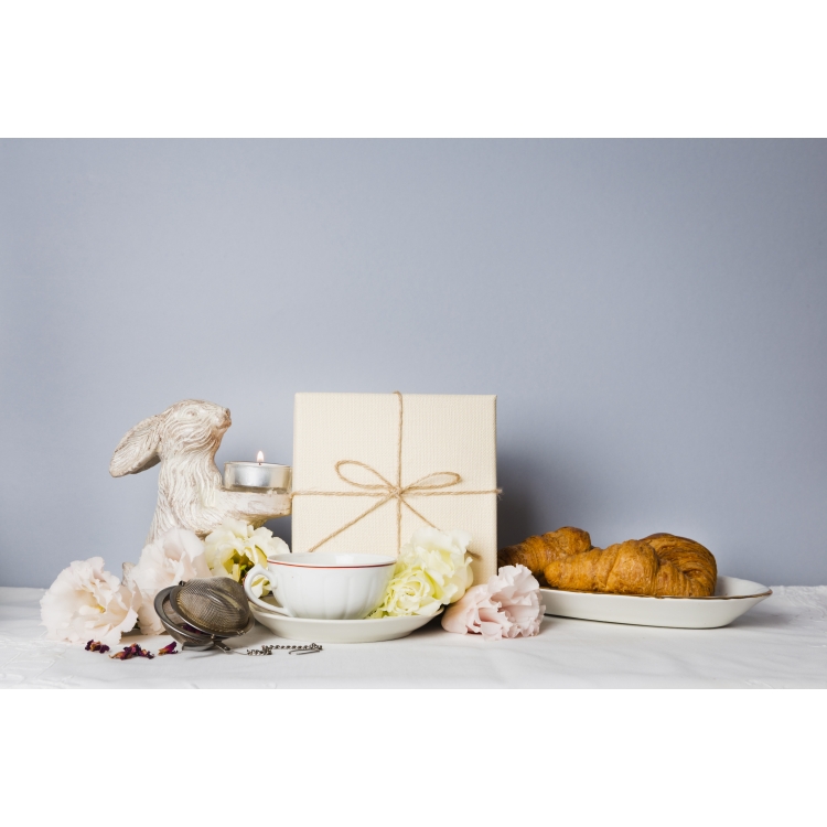 Masa aranjata cu cadouri de Paste