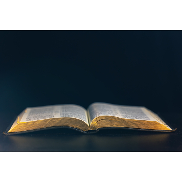 Biblie mare pe o masa