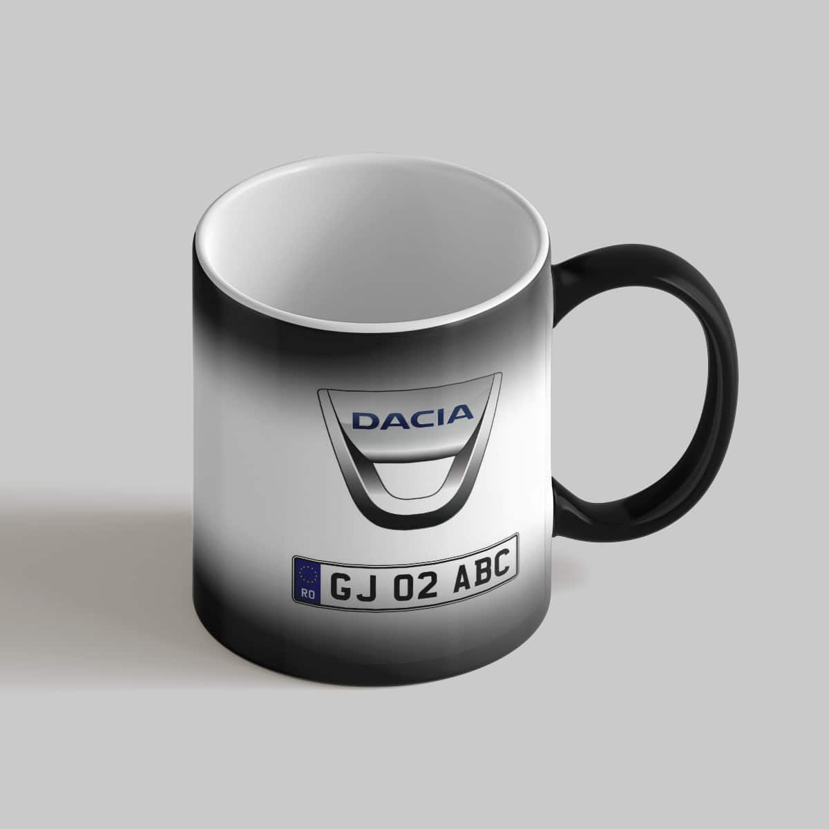 Cană Dacia cu sigla, termosensibila, personalizată cu numărul masinii - Negru