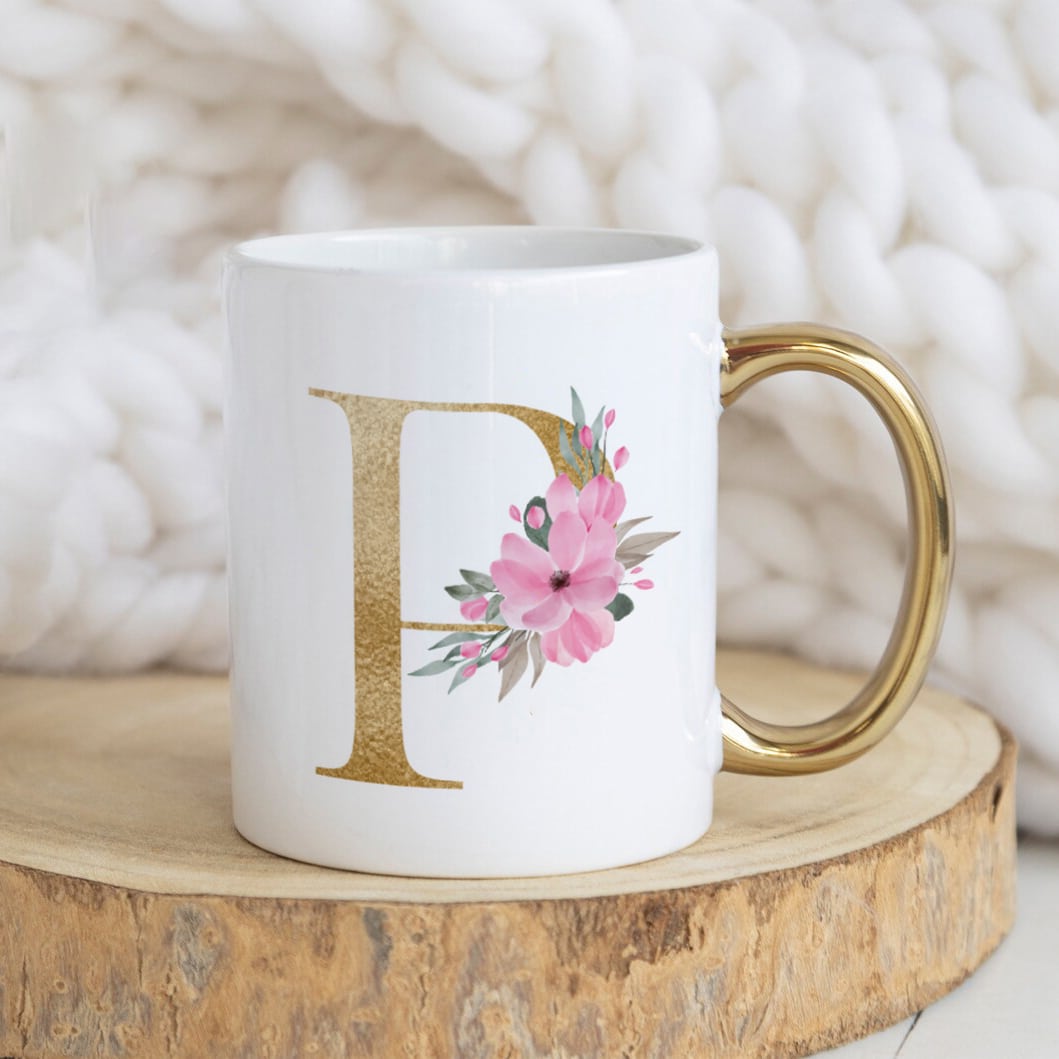 Cană cu mâner auriu personalizată cu nume și inițiala P - Monogramă cu flori roz