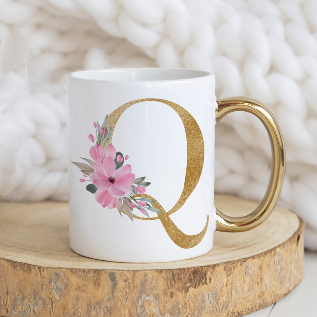 Cană cu mâner auriu personalizată cu nume și inițiala Q - Monogramă cu flori roz