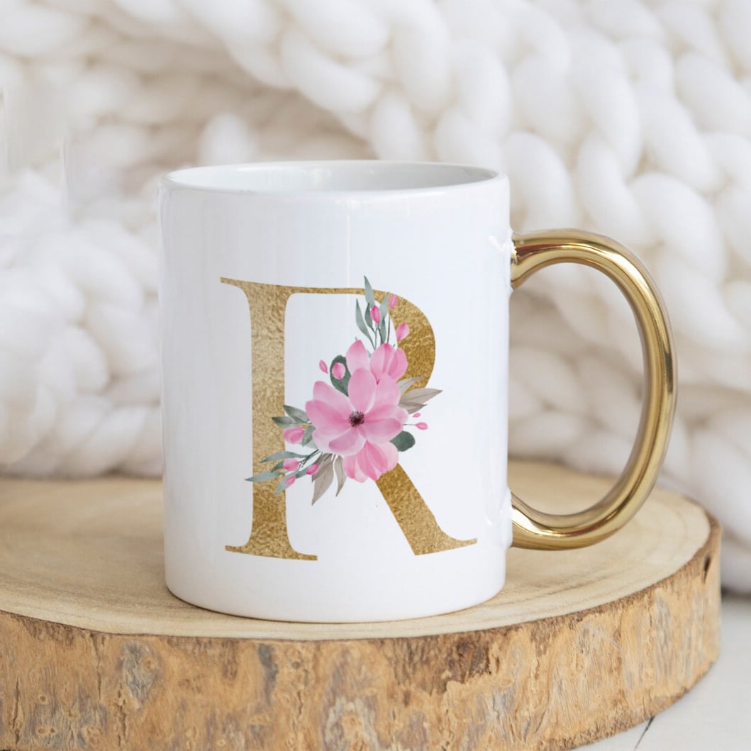 Cană cu mâner auriu personalizată cu nume și inițiala R - Monogramă cu flori roz