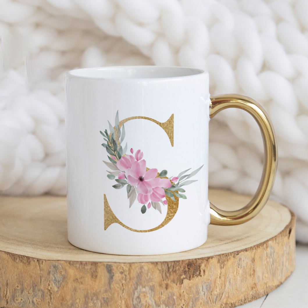 Cană cu mâner auriu personalizată cu nume și inițiala S - Monogramă cu flori roz