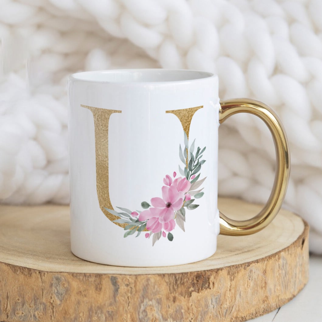 Cană cu mâner auriu personalizată cu nume și inițiala U - Monogramă cu flori roz