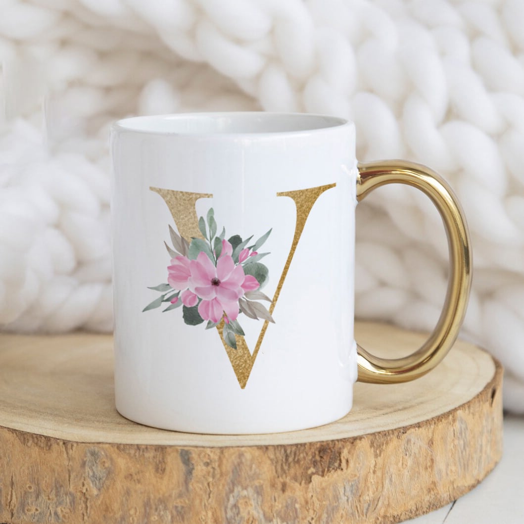 Cană cu mâner auriu personalizată cu nume și inițiala V - Monogramă cu flori roz