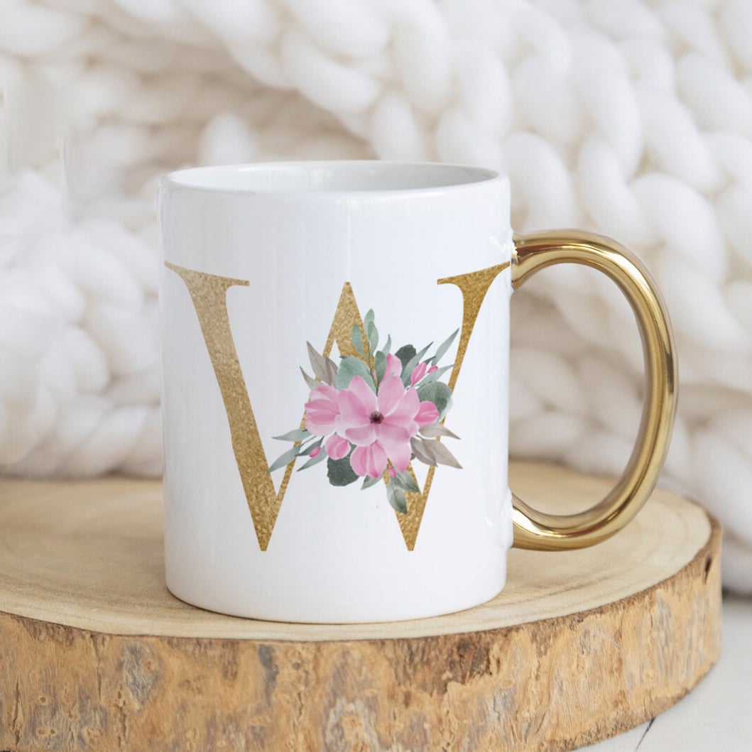 Cană cu mâner auriu personalizată cu nume și inițiala W - Monogramă cu flori roz