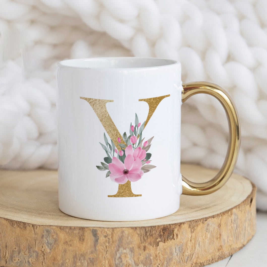 Cană cu mâner auriu personalizată cu nume și inițiala Y - Monogramă cu flori roz