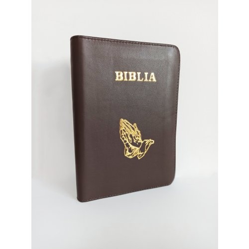 Biblie din piele, marime mare, culoare, maro pământiu, simbol maini in rugaciune, fermoar, index, margini aurii, cuv. lui Isus cu rosu [SI 073 PFI]