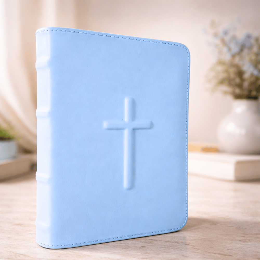 Biblie din piele, marime medie, albastru celest, simbol cruce in relief, fermoar, index, margini aurii, cuv. lui Isus cu rosu [057 PFI]