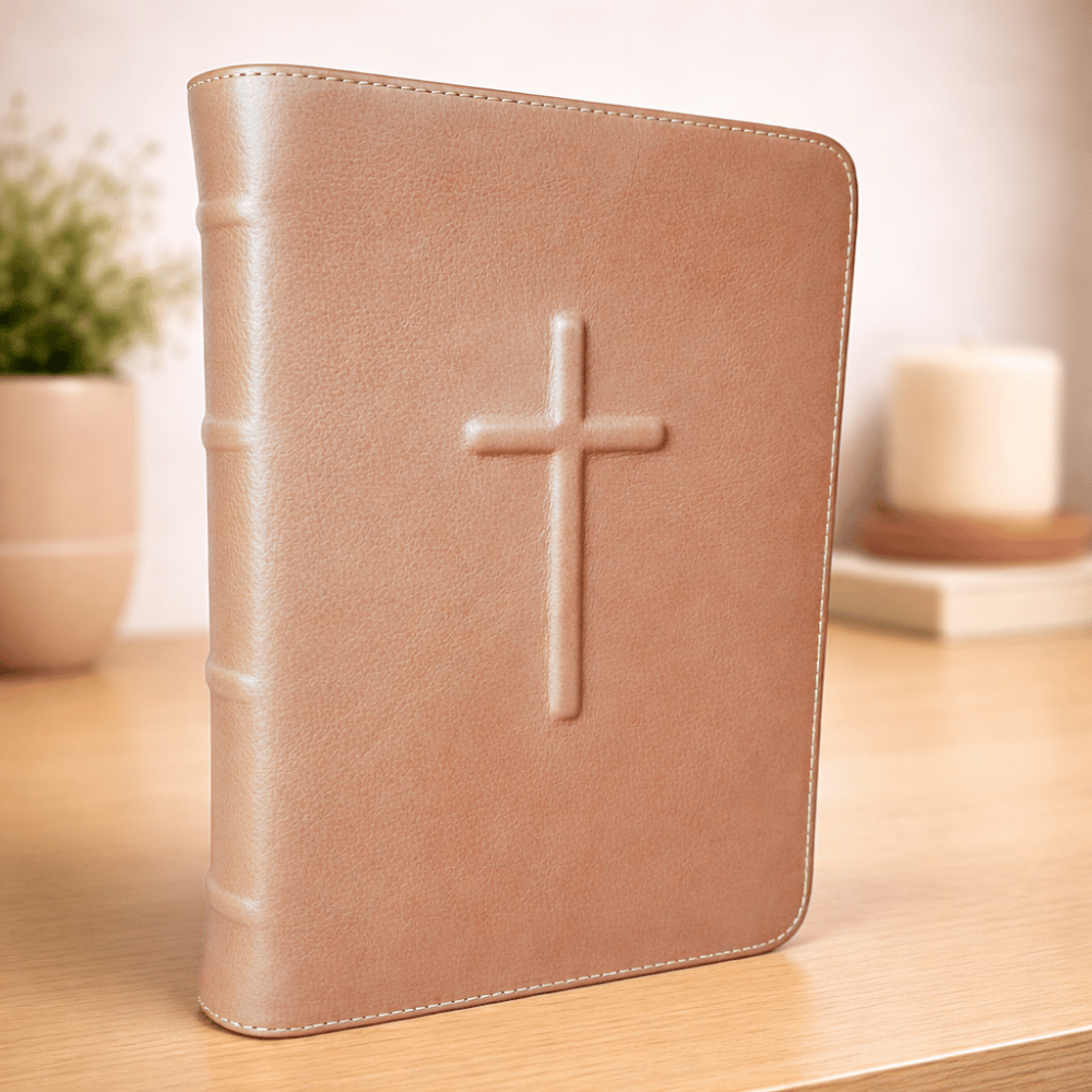 Biblia mare, coperta piele, maro deschis, fermoar maro deschis, index, aurita, cruce in relief, cuv. lui Isus cu rosu [073 PFI]