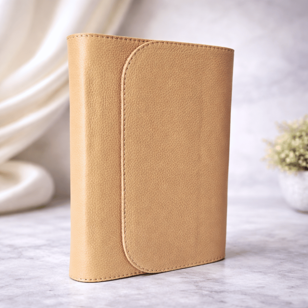 Biblia marime medie, piele, bej, inchidere clapeta cu magnet, margini aurii, index, cuv. lui Isus cu rosu [MAR 057 PMI]