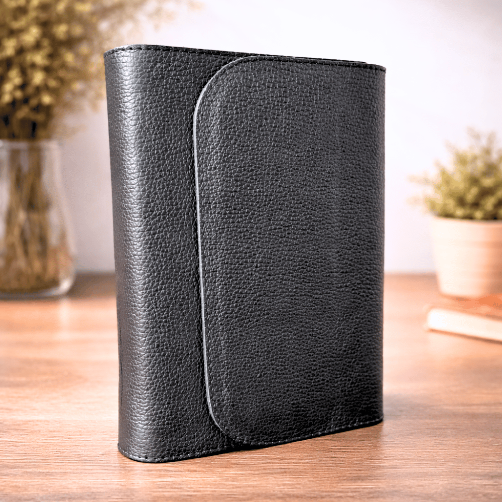 Biblia marime medie, piele, neagra, inchidere clapeta cu magnet, margini aurii, index, cuv. lui Isus cu rosu [MAR 057 PMI]