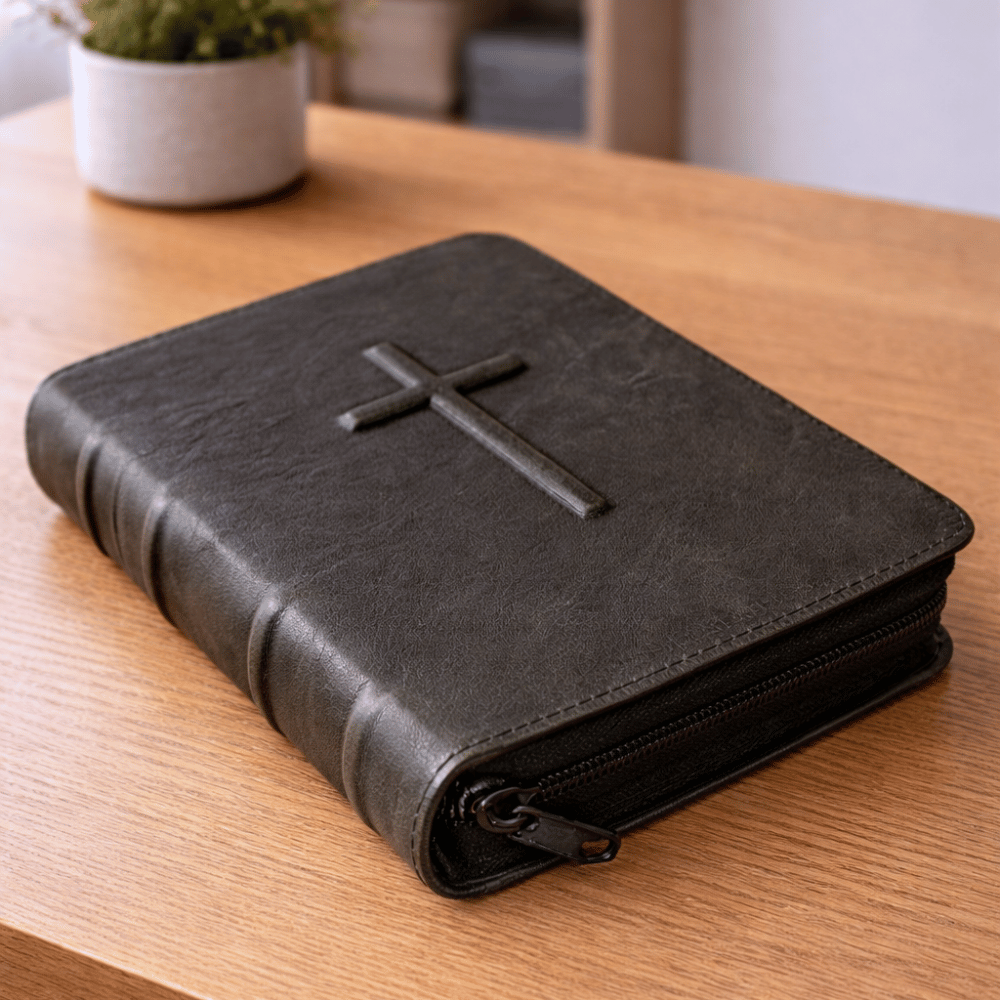 Biblie din piele finisaj rustic, marime medie, neagra, simbol cruce in relief, fermoar, index, margini aurii, cuv. lui Isus cu rosu [057 PFI]