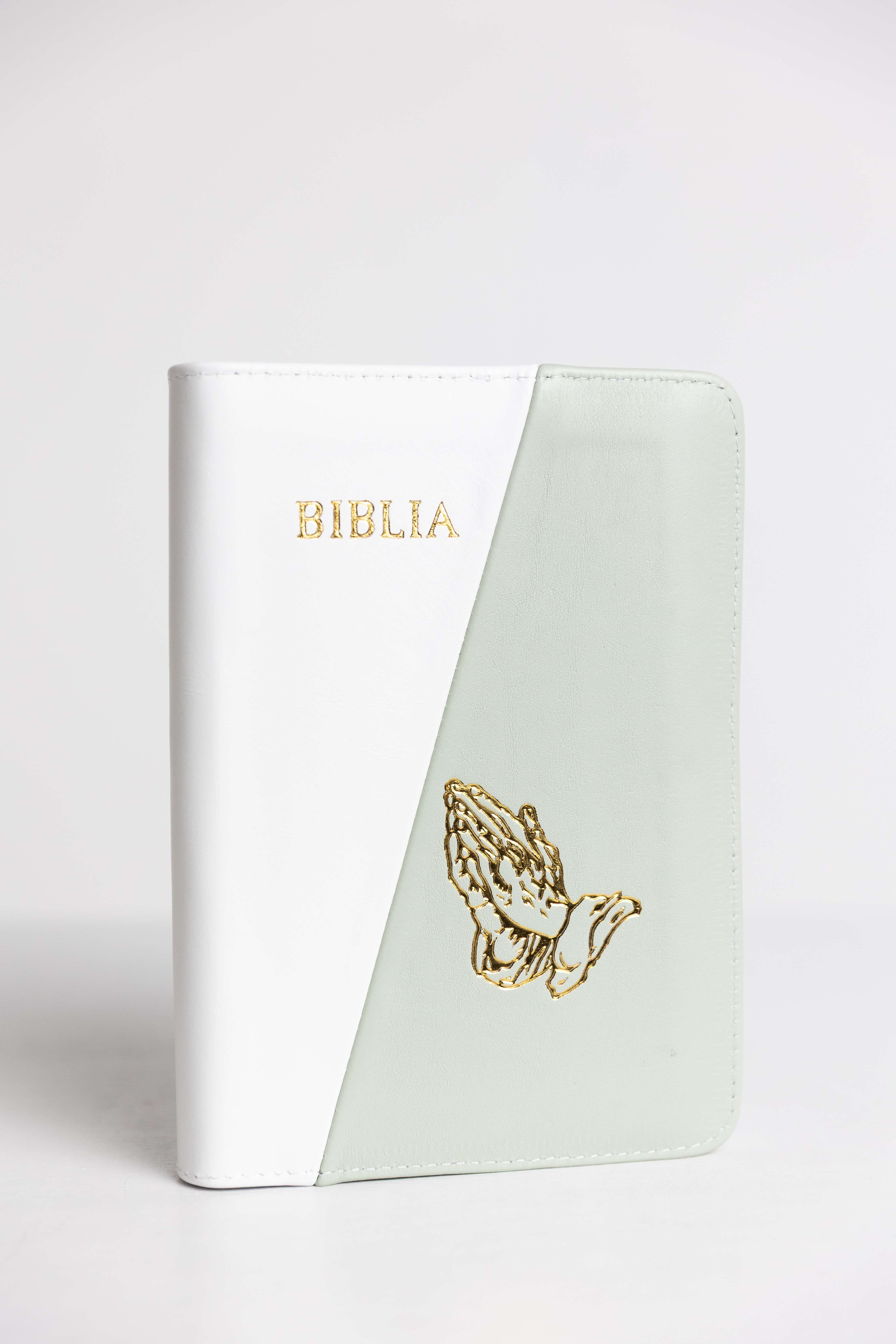 Biblie din piele, marime medie, alb cu verde mentă deschis, fermoar, index, margini aurii, maini in ruga [SB 057 PFI]