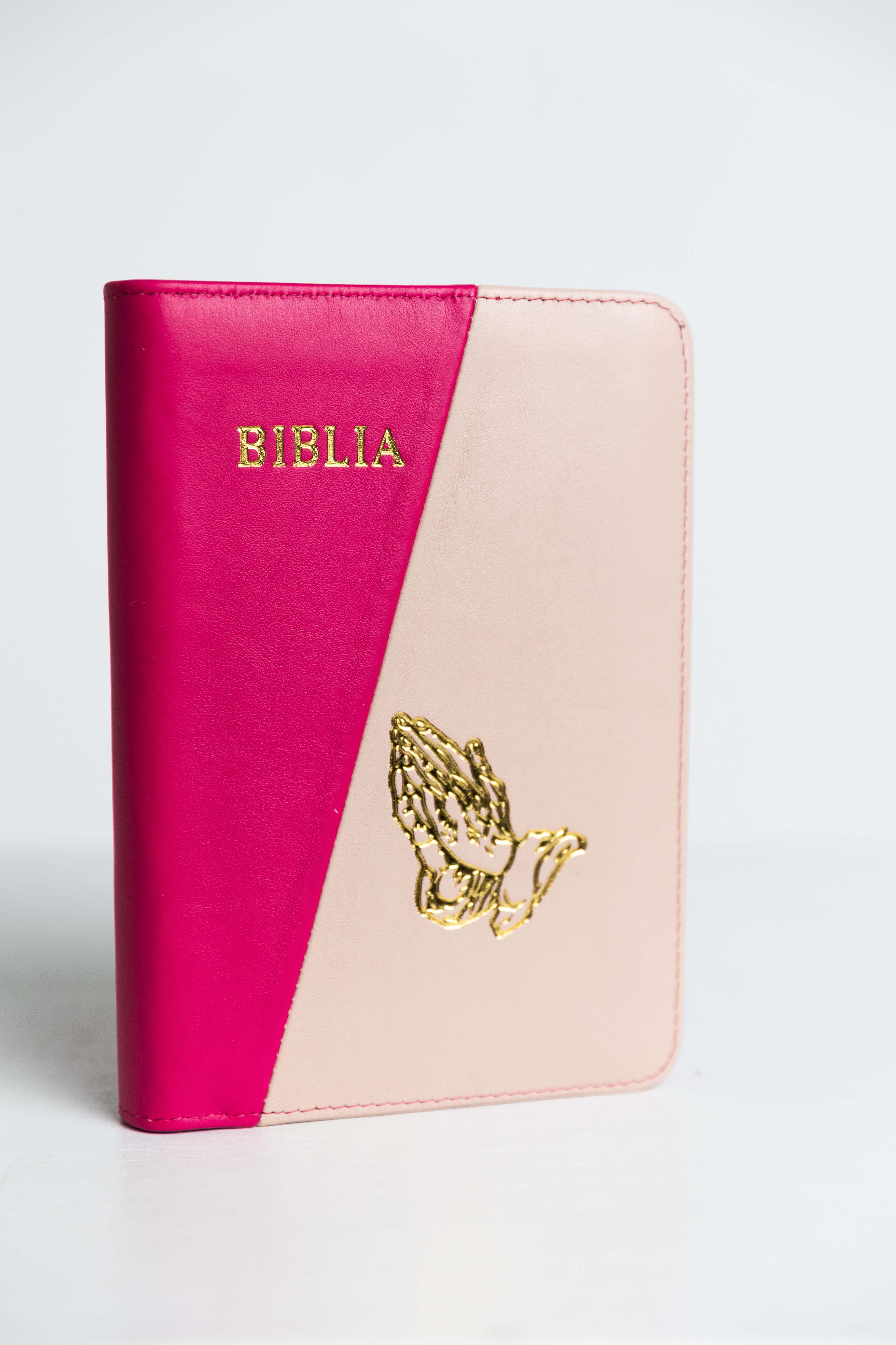 Biblie din piele, marime medie, roz bombon cu roz pal, fermoar, index, margini aurii, maini in ruga [SB 057 PFI]