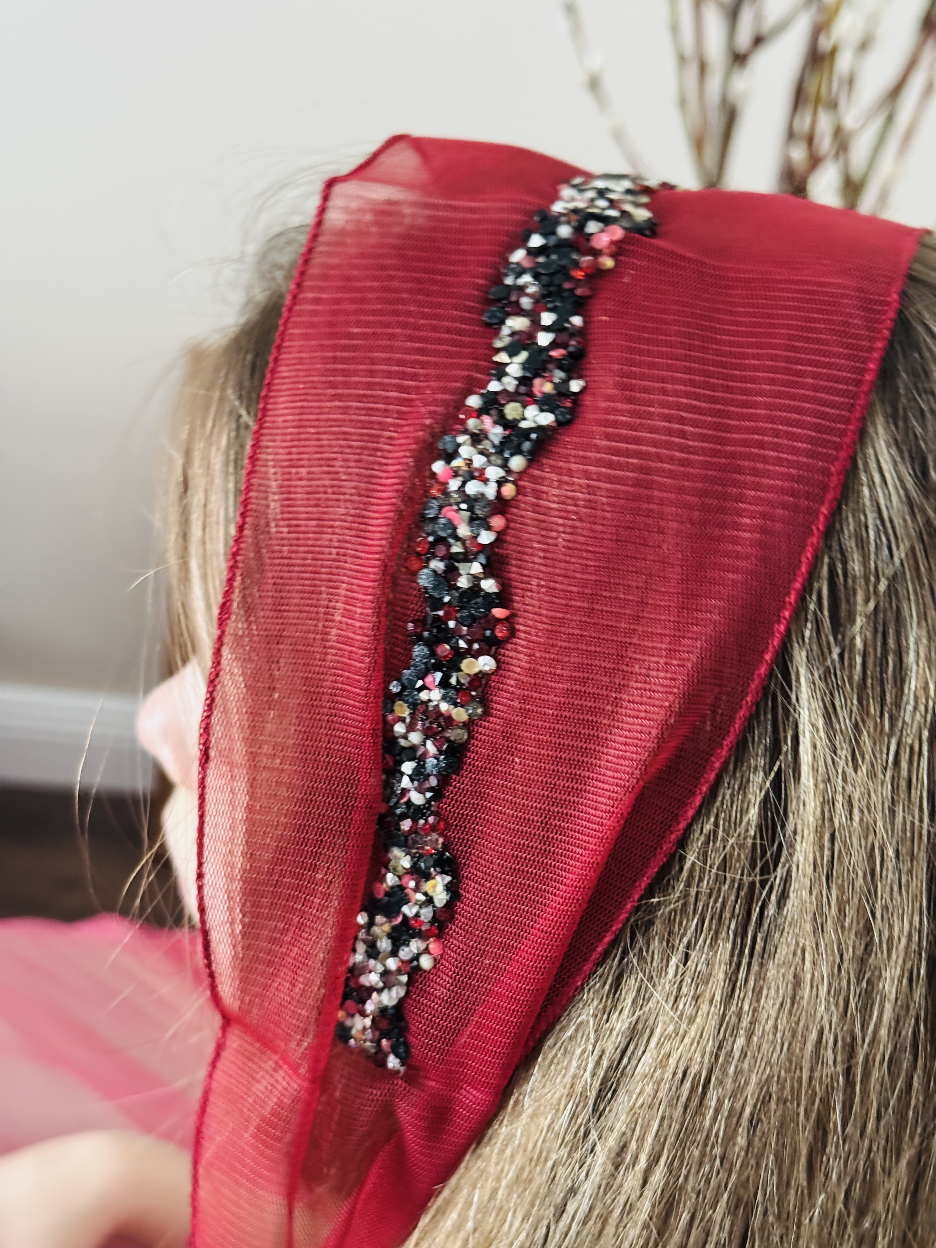 Bentiță din tul - rosu inchis cu pietre colorate