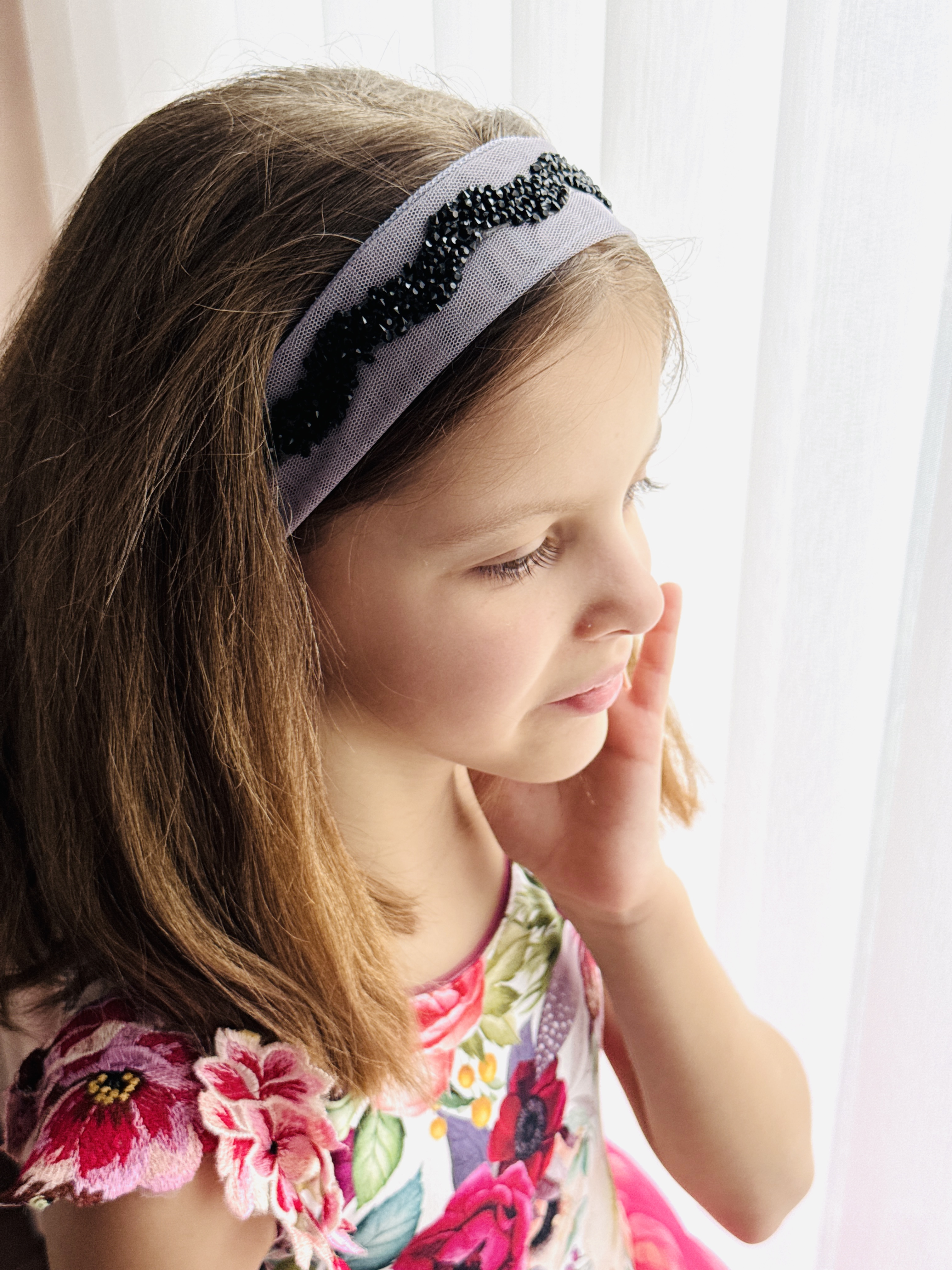 Bentiță din tul - gri cu pietre negre