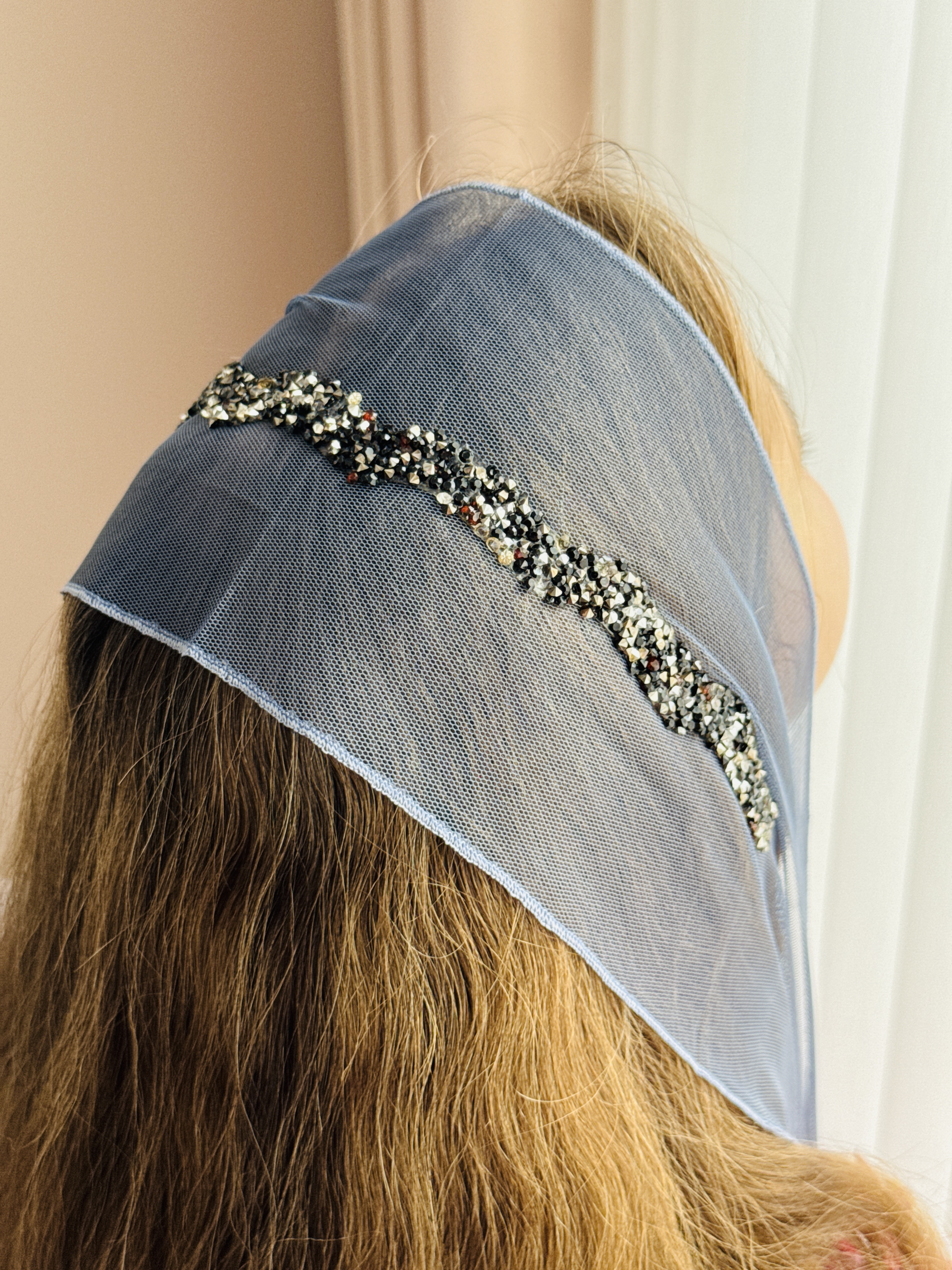 Bentiță din tul - albastra cu pietre negre/argintii