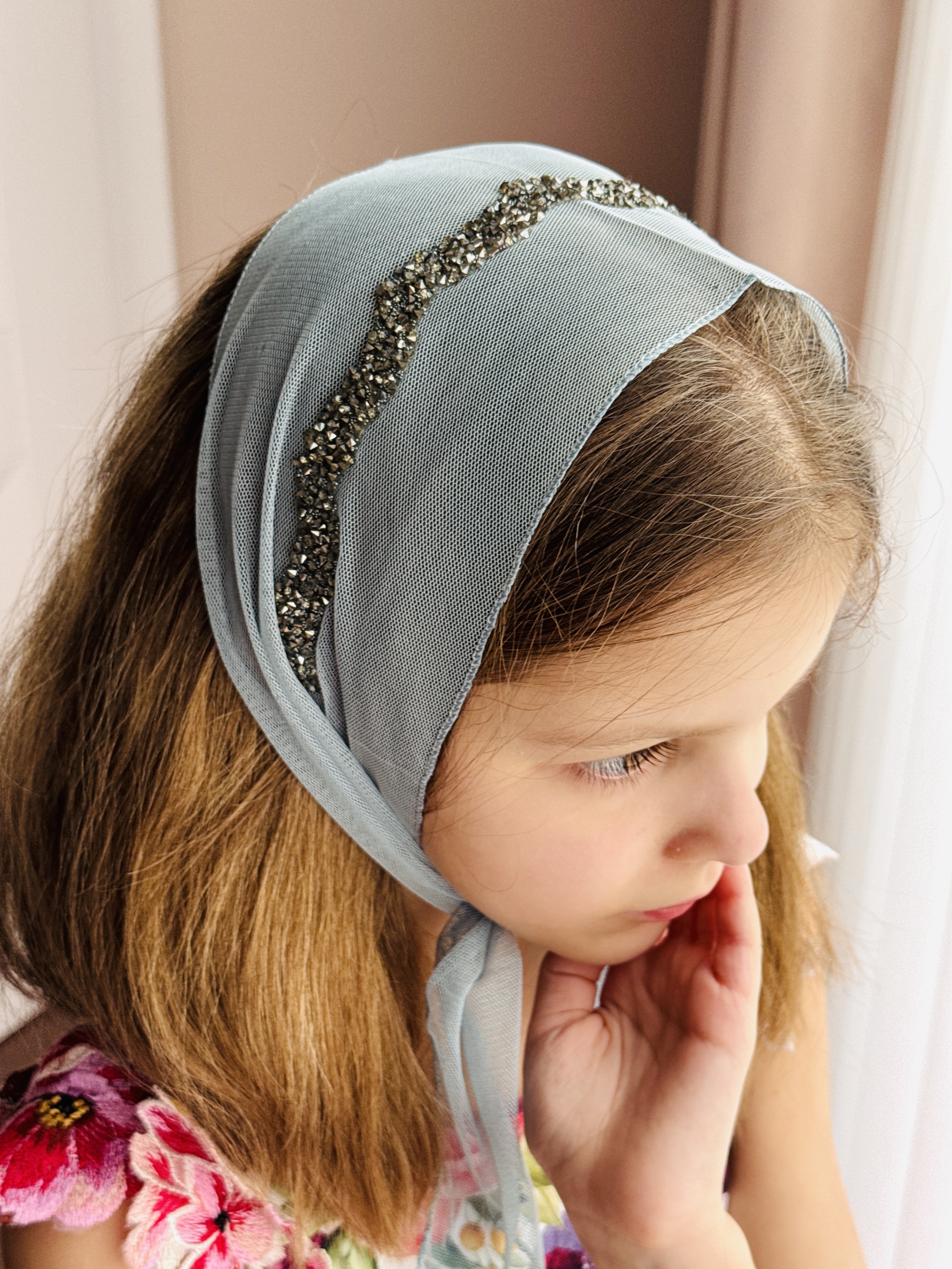 Bentiță din tul - turcoaz cu pietre maro