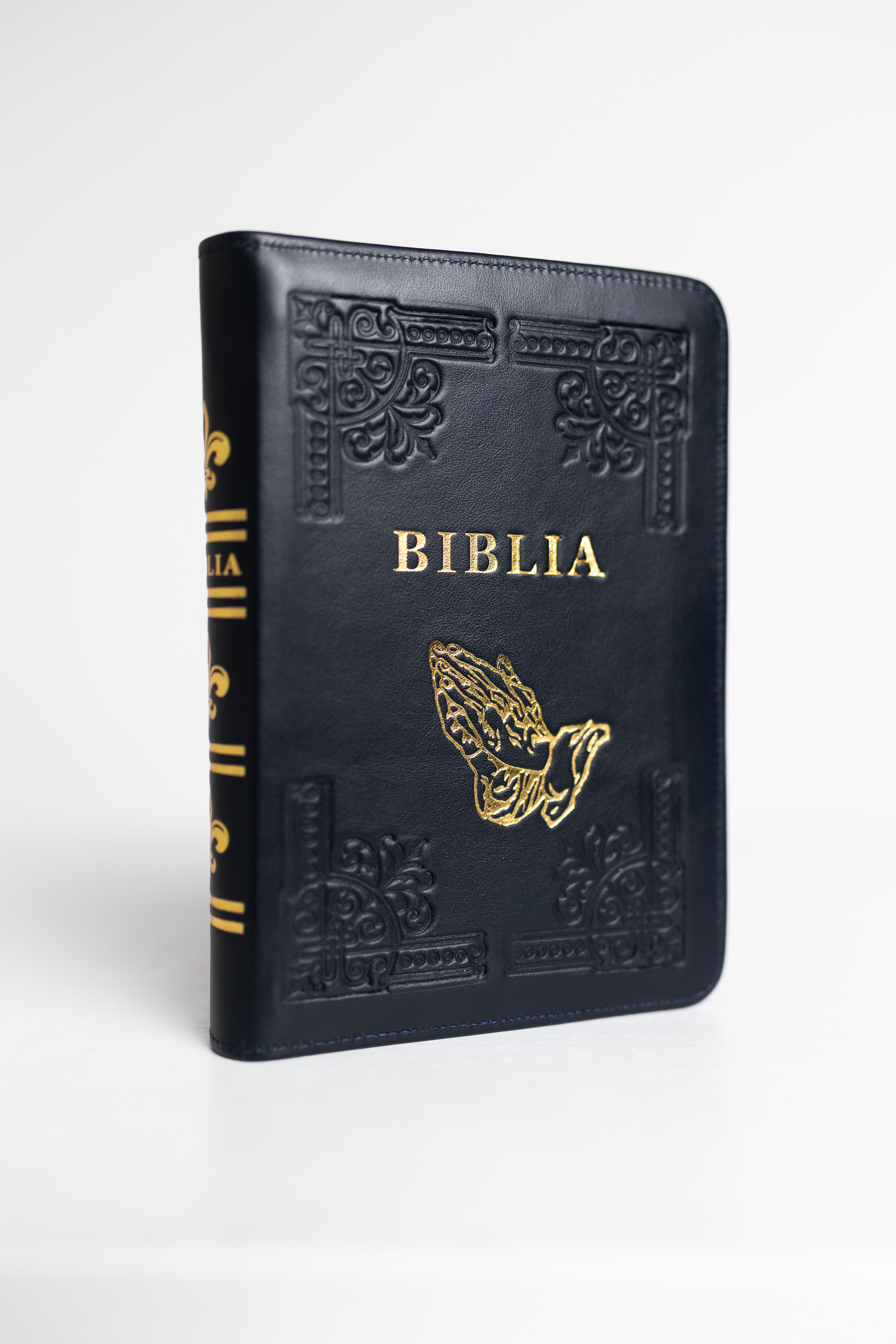 Biblia din piele, handmade, marime medie, bleumarin inchis, margini aurii cu index, maini in ruga, cuv. lui Isus cu rosu [057 HM]