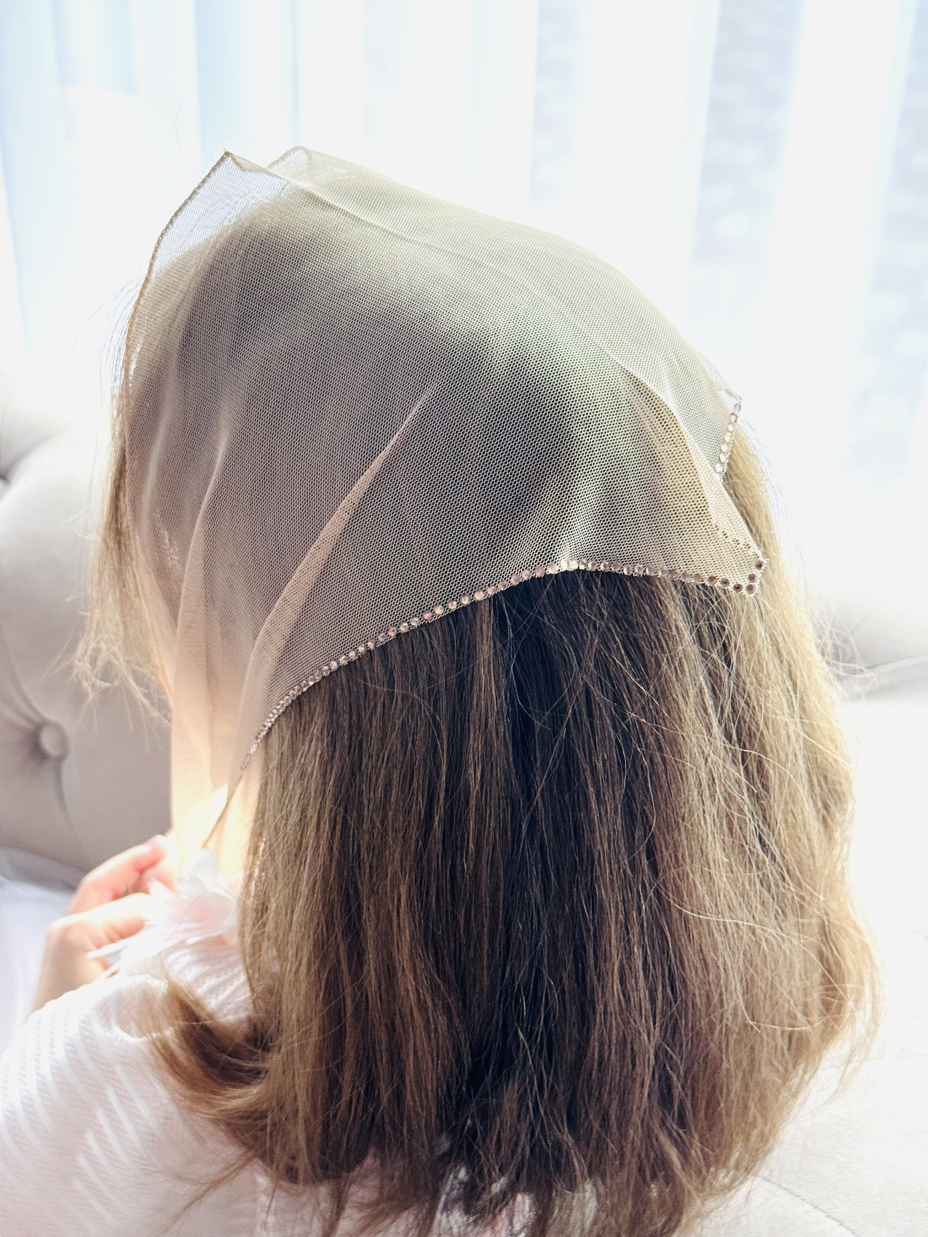 Batic din tul - bej cu pietre pe margine