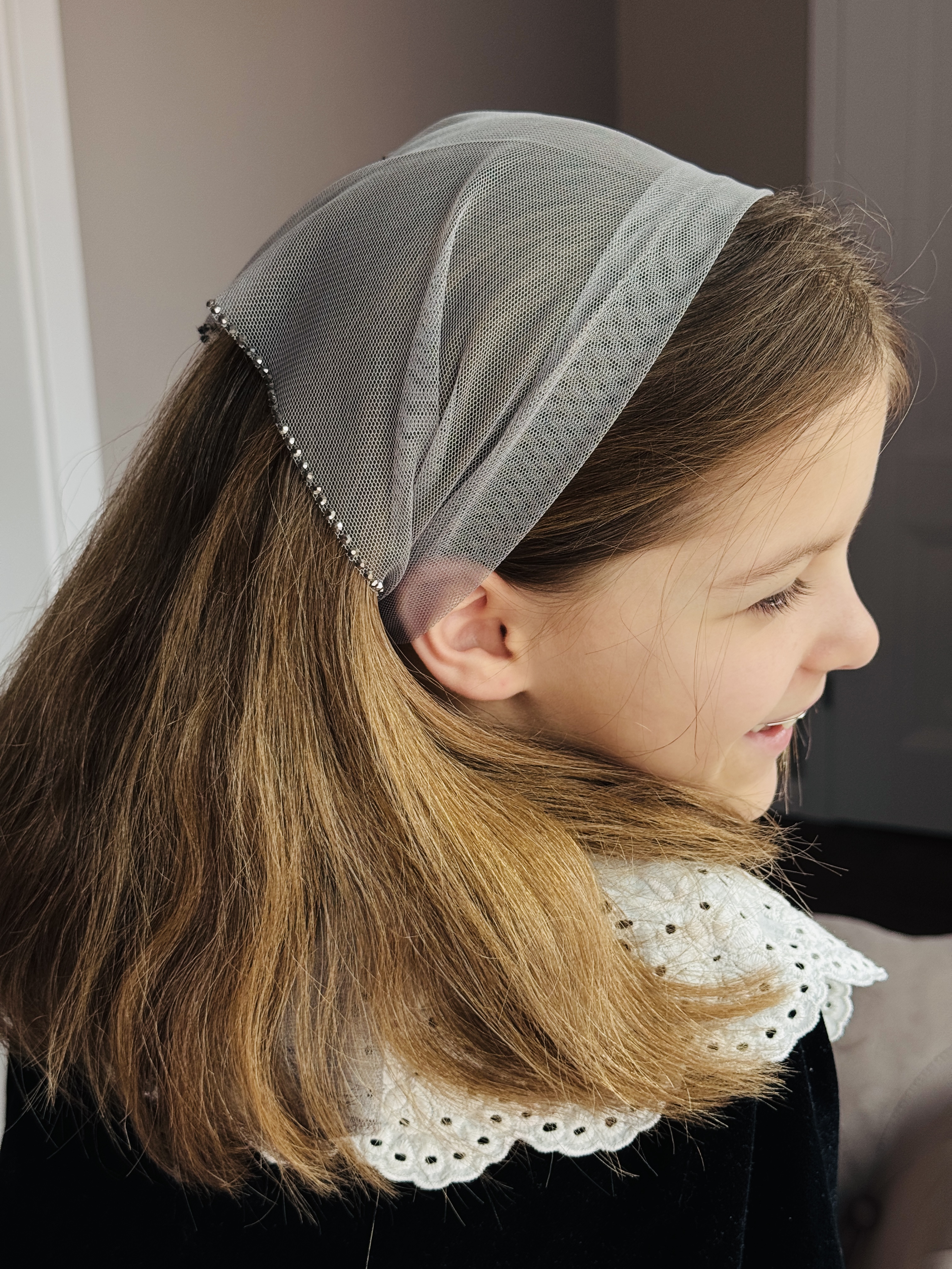 Batic din tul - gri deschis cu pietre pe margine