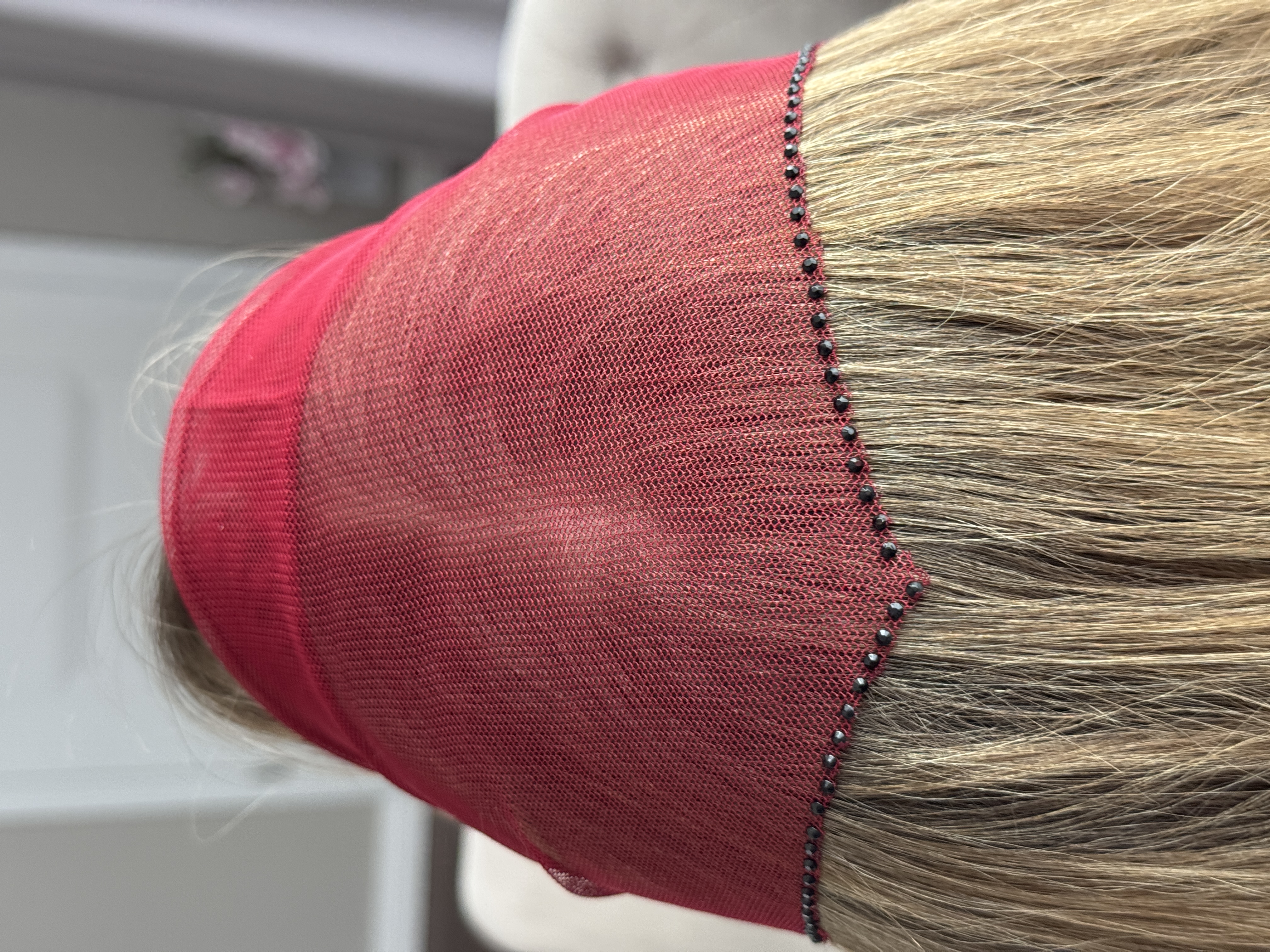 Batic din tul - vișiniu cu pietre pe margine