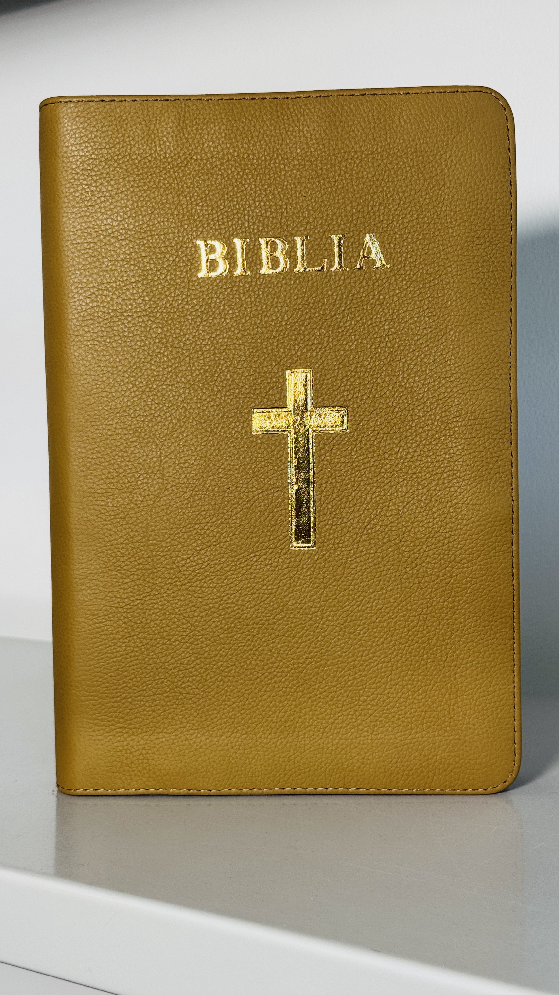Biblie mare, piele bizonata, culoare maro mustar, fermoar, index, margini aurii, simbol cruce, cuv. Isus cu rosu [SI 073 PFI]