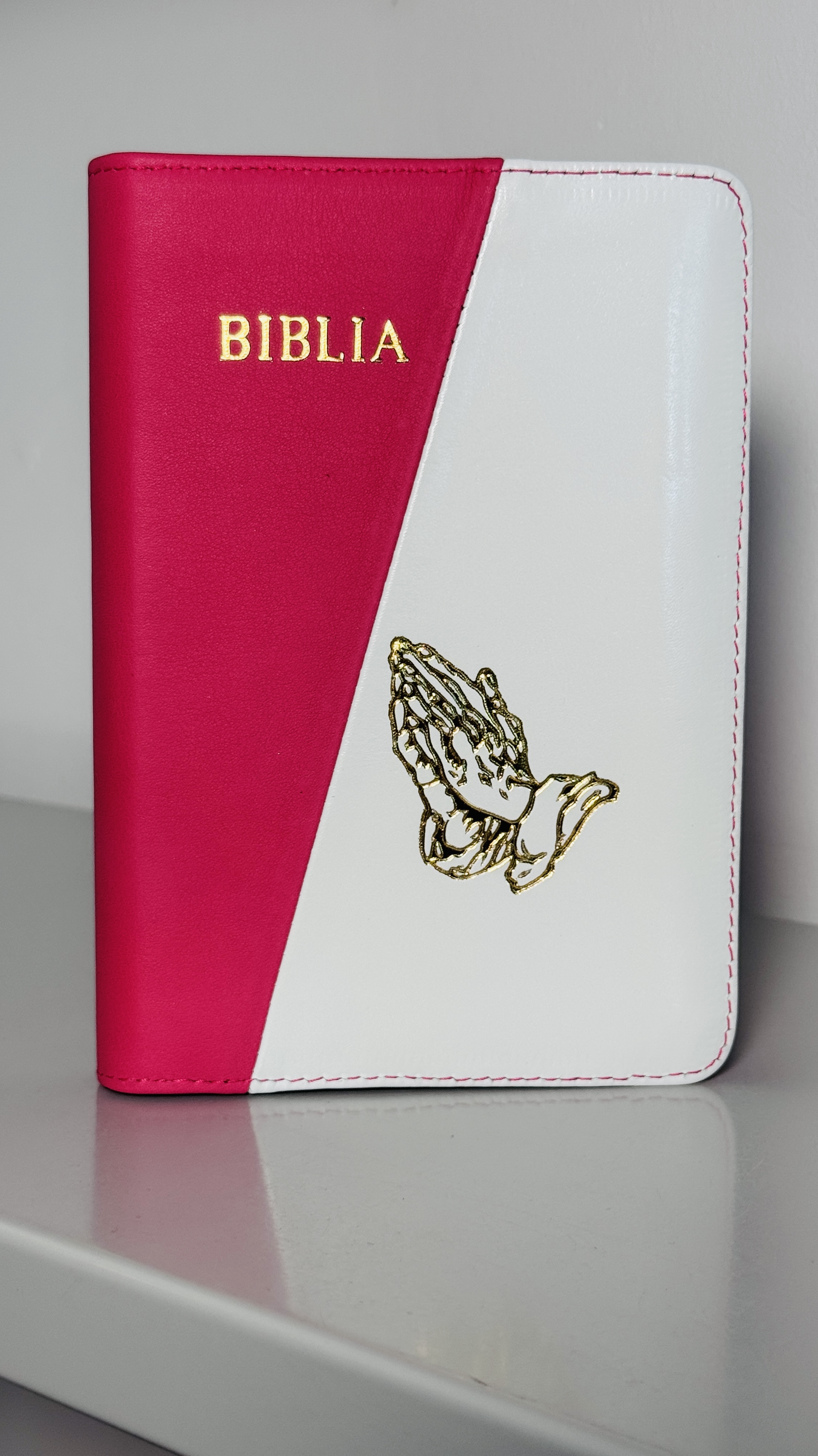 Biblie din piele, marime medie, roz bombon cu alb, fermoar, index, margini aurii, maini in ruga [SB 057 PFI]