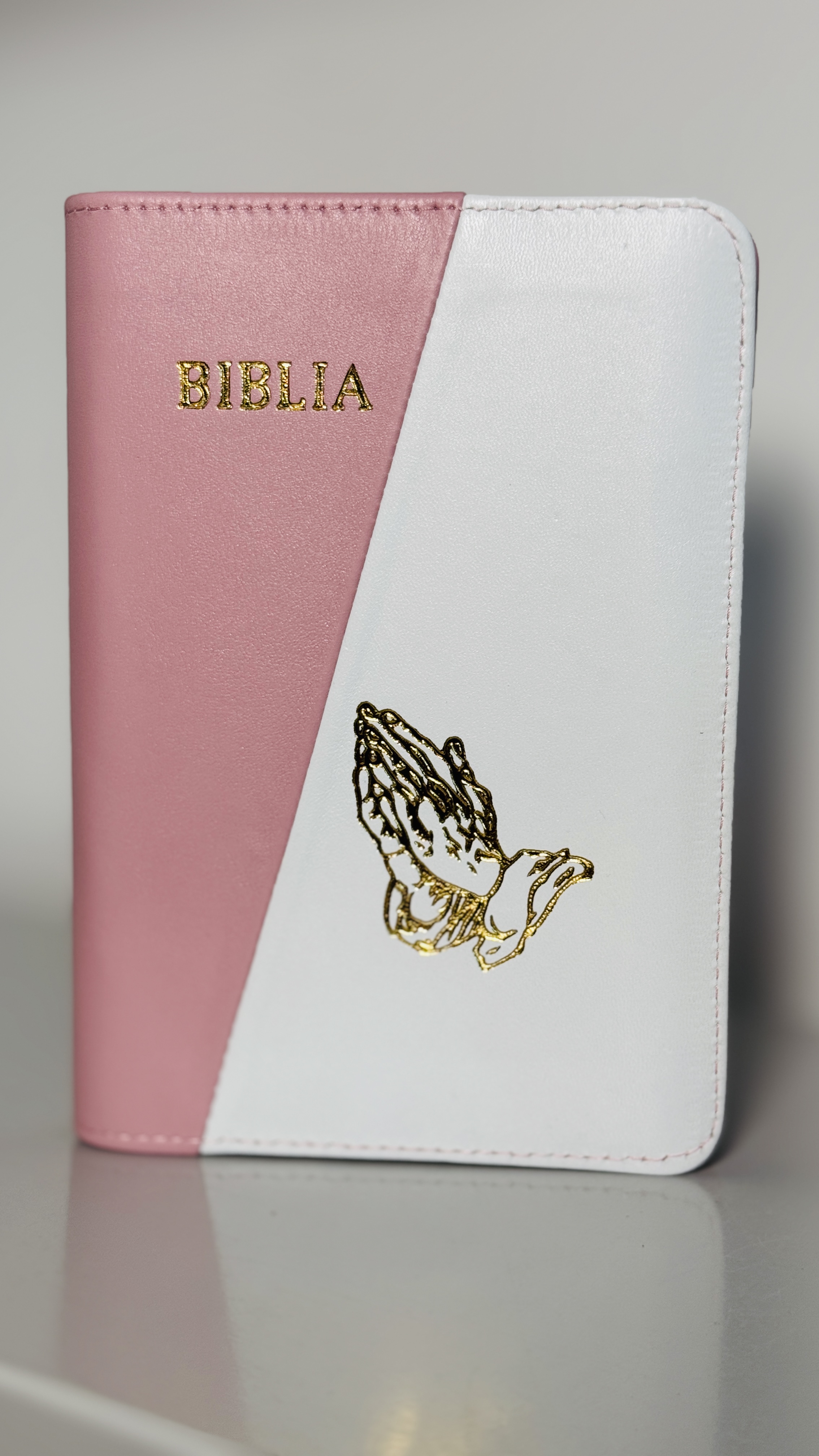 Biblie din piele, marime medie, roz deschis cu alb, fermoar, index, margini aurii, maini in ruga [SB 057 PFI]