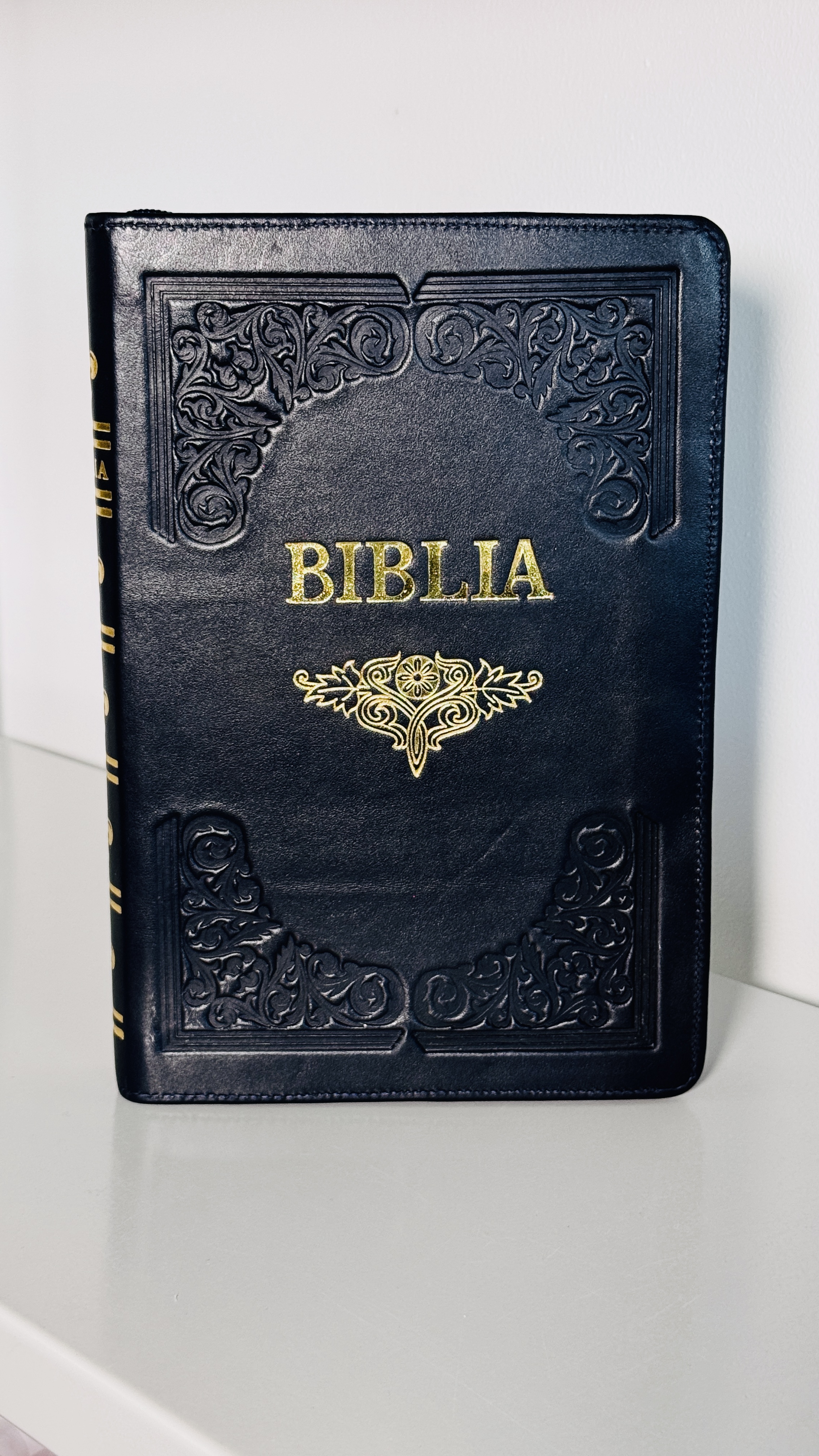 Biblia din piele, handmade, marime medie, bleumarin inchis, margini aurii cu index, cuv. lui Isus cu rosu [057 HM]