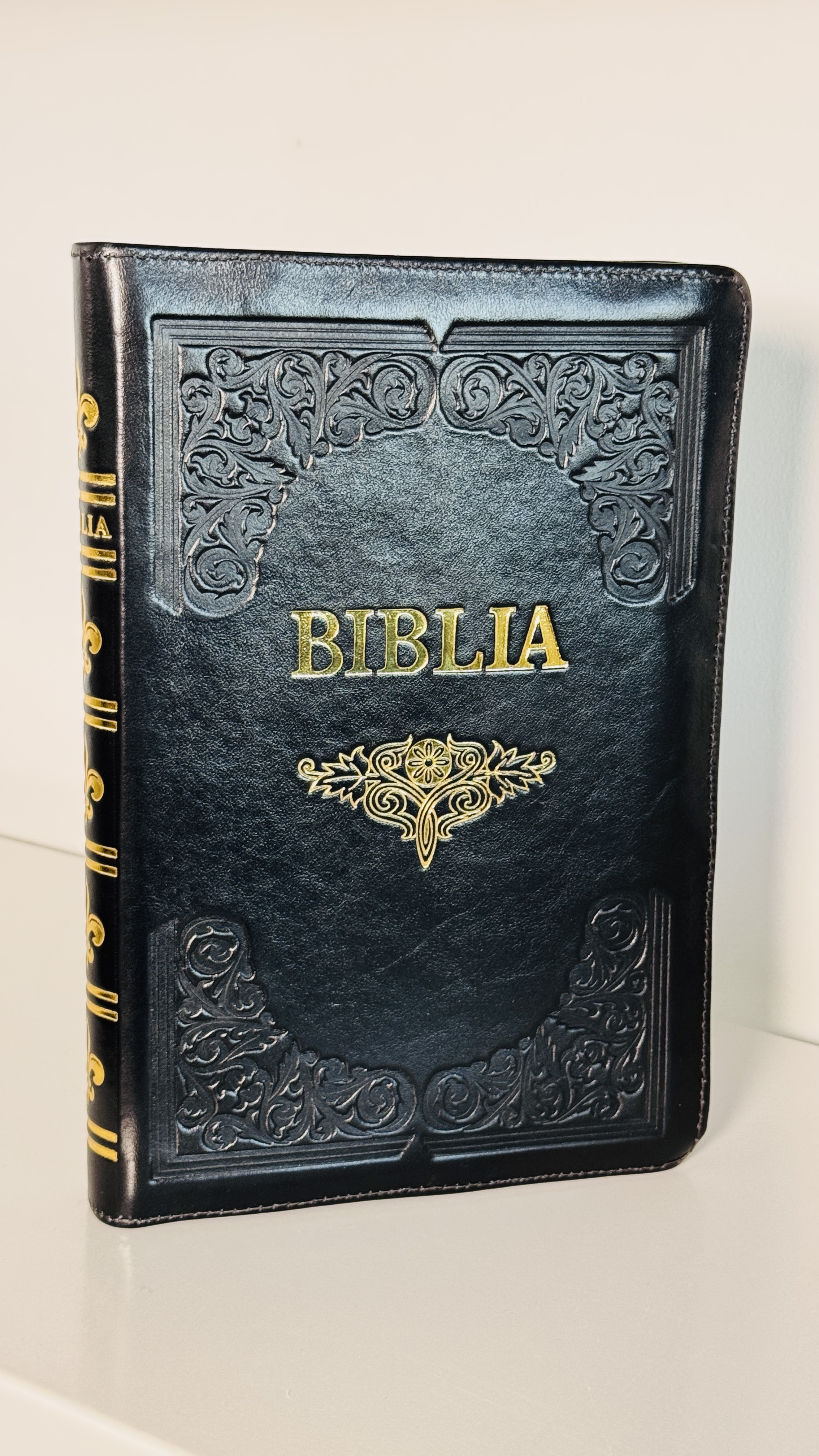 Biblie mare, piele, handmade, neagra, index, margini aurii, cu simbol,  cuv. Isus cu rosu [SI 076 HM]