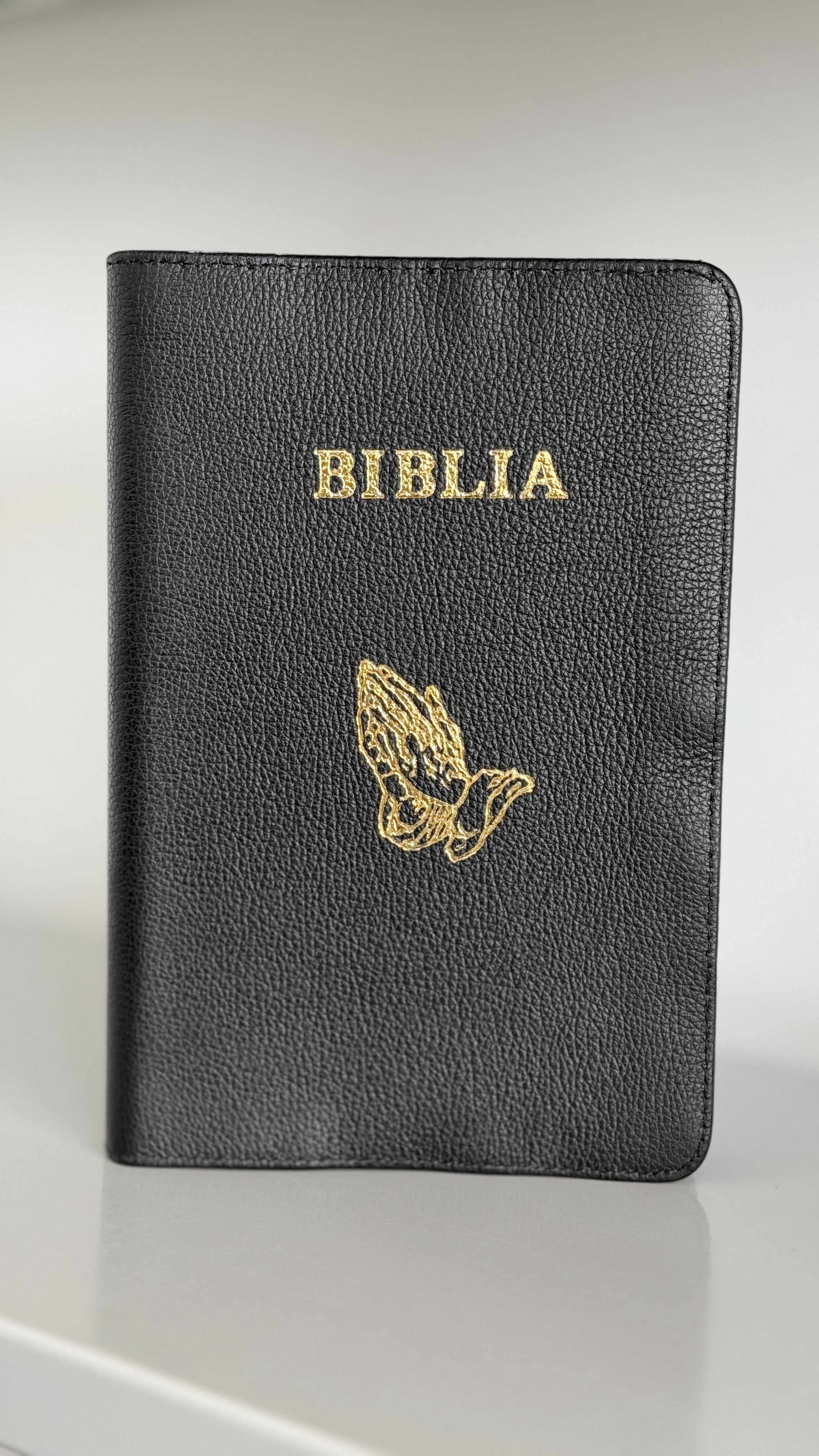 Biblie mare, piele naturală bizonată, neagra, fermoar, index, margini aurii, simbol maini, cuv. Isus cu rosu [SI 073 PFI]