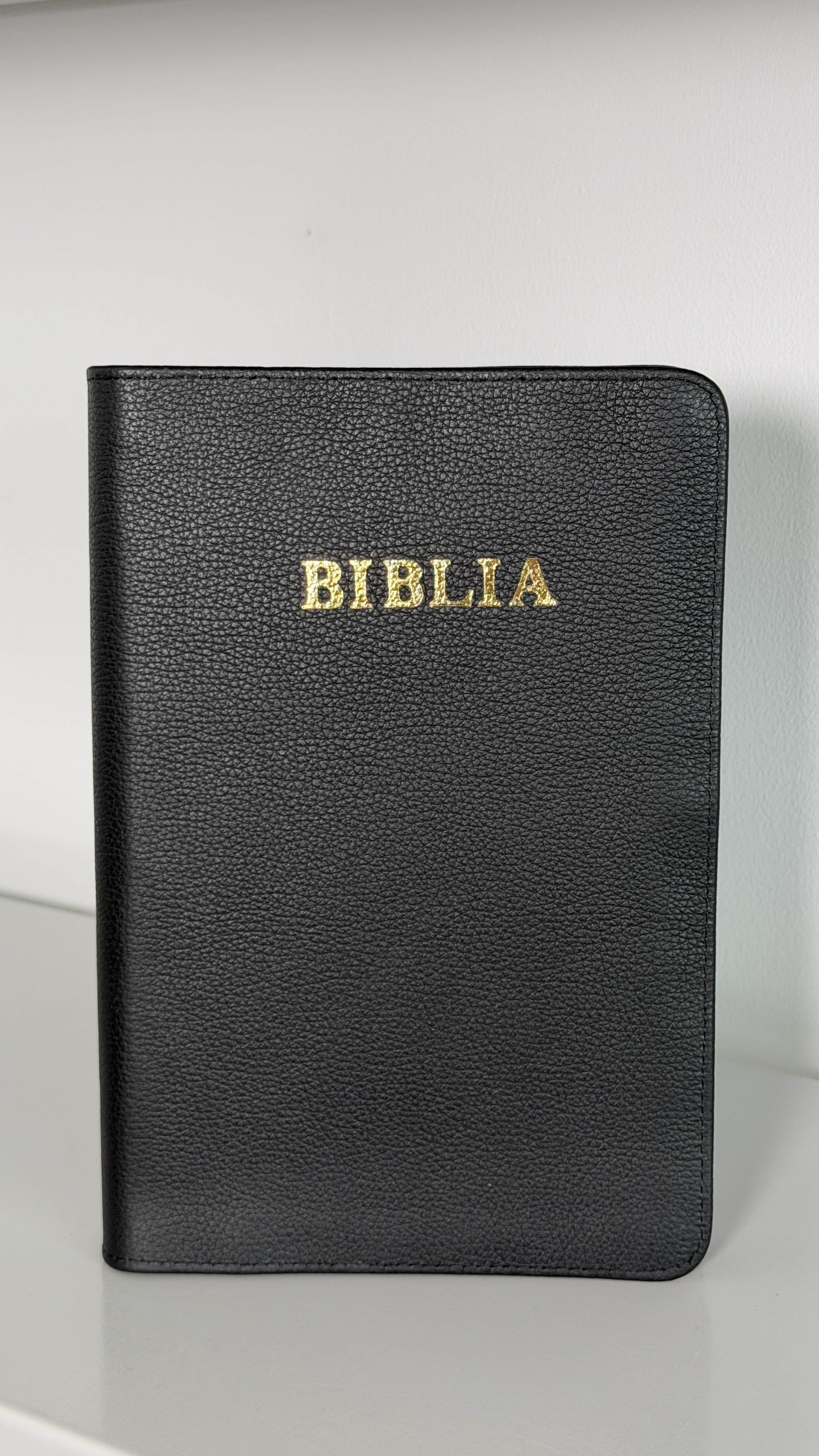 Biblie mare, piele naturală bizonată, neagra, fermoar, index, margini aurii, cuv. Isus cu rosu [SI 073 PFI]