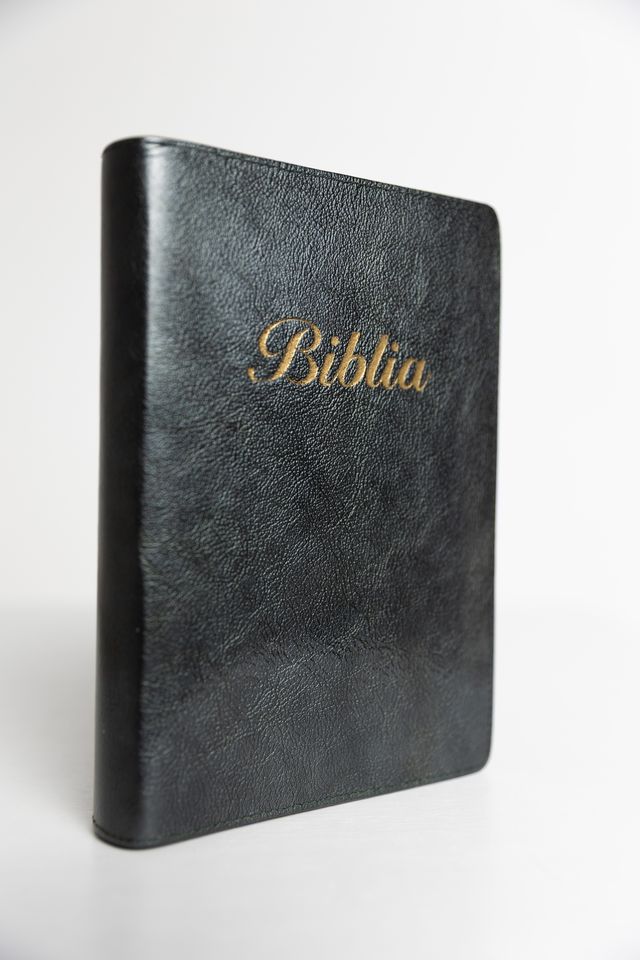 Biblia marime medie, culoare verde petrol lăcuit, piele, fermoar, margini, aurii, index, cuv. lui Isus cu rosu + pix [MAR 057 PFI]