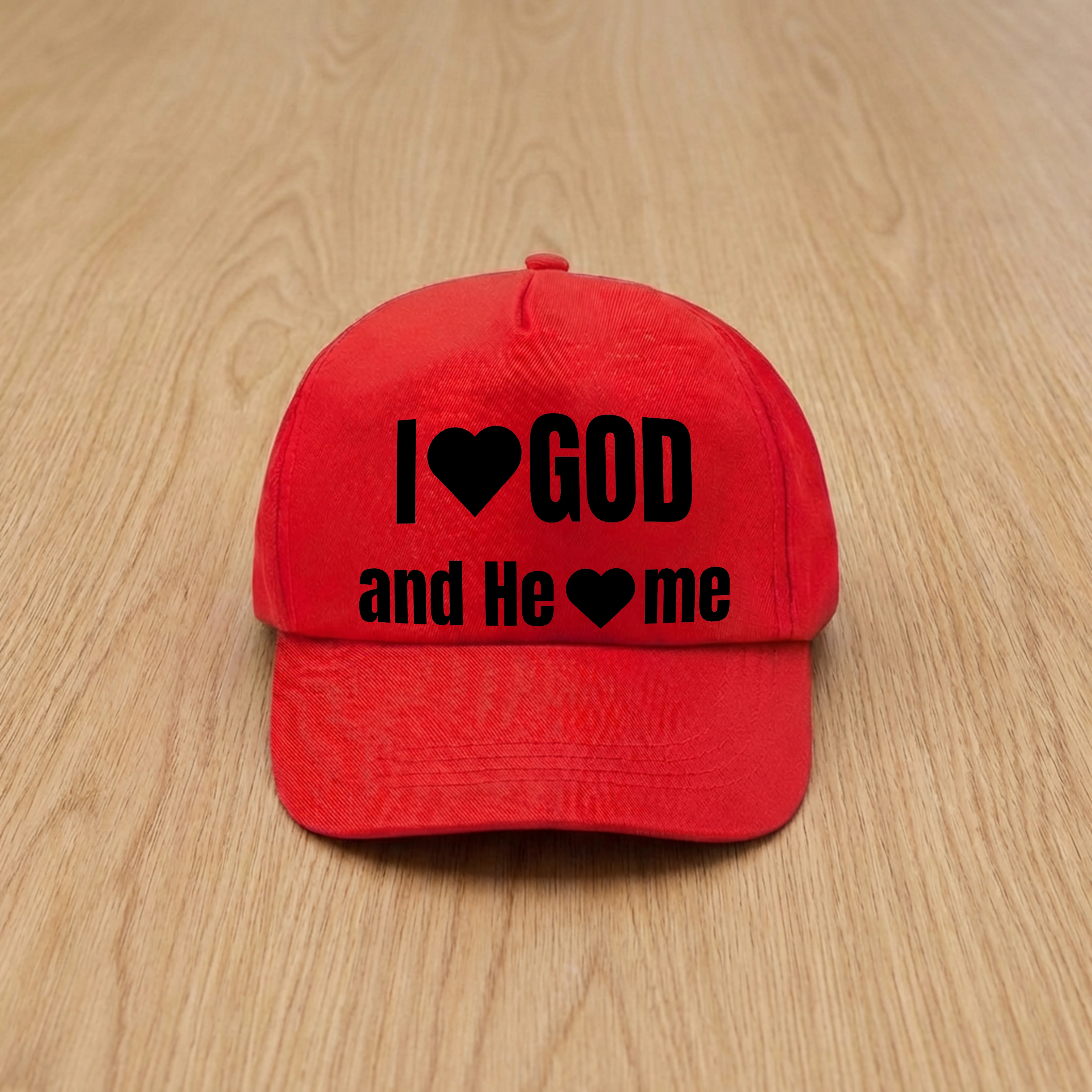 Sapca rosie, mesaj in engleza - I love God and He loves me